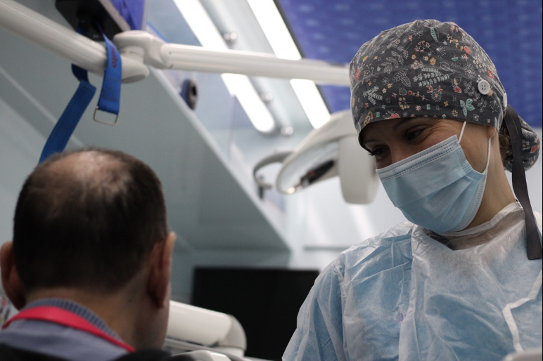 Tratamiento dental en la clínica móvil de Sermade