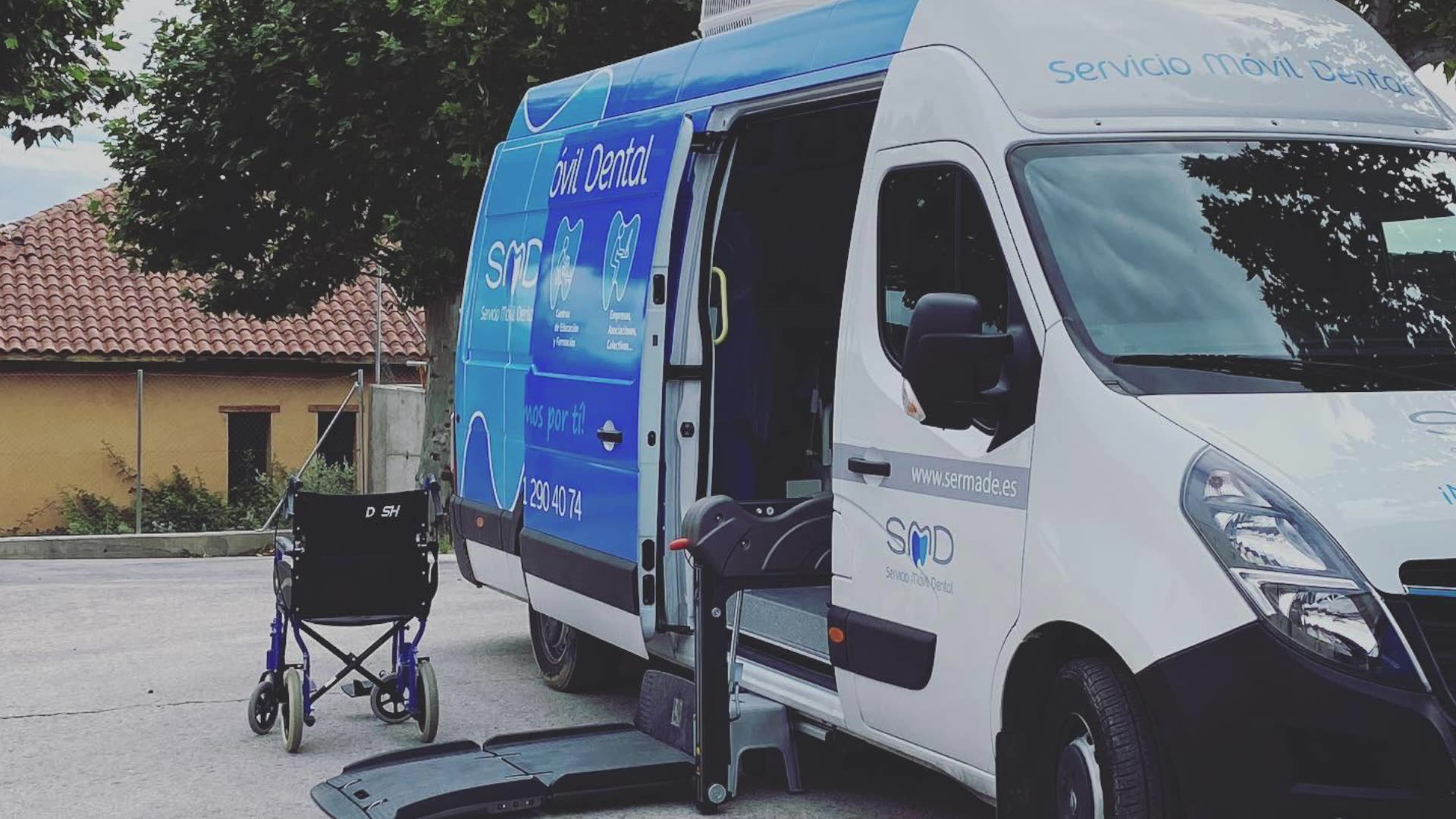 Unidad móvil dental autorizada de Sermade con rampa de acceso adaptado