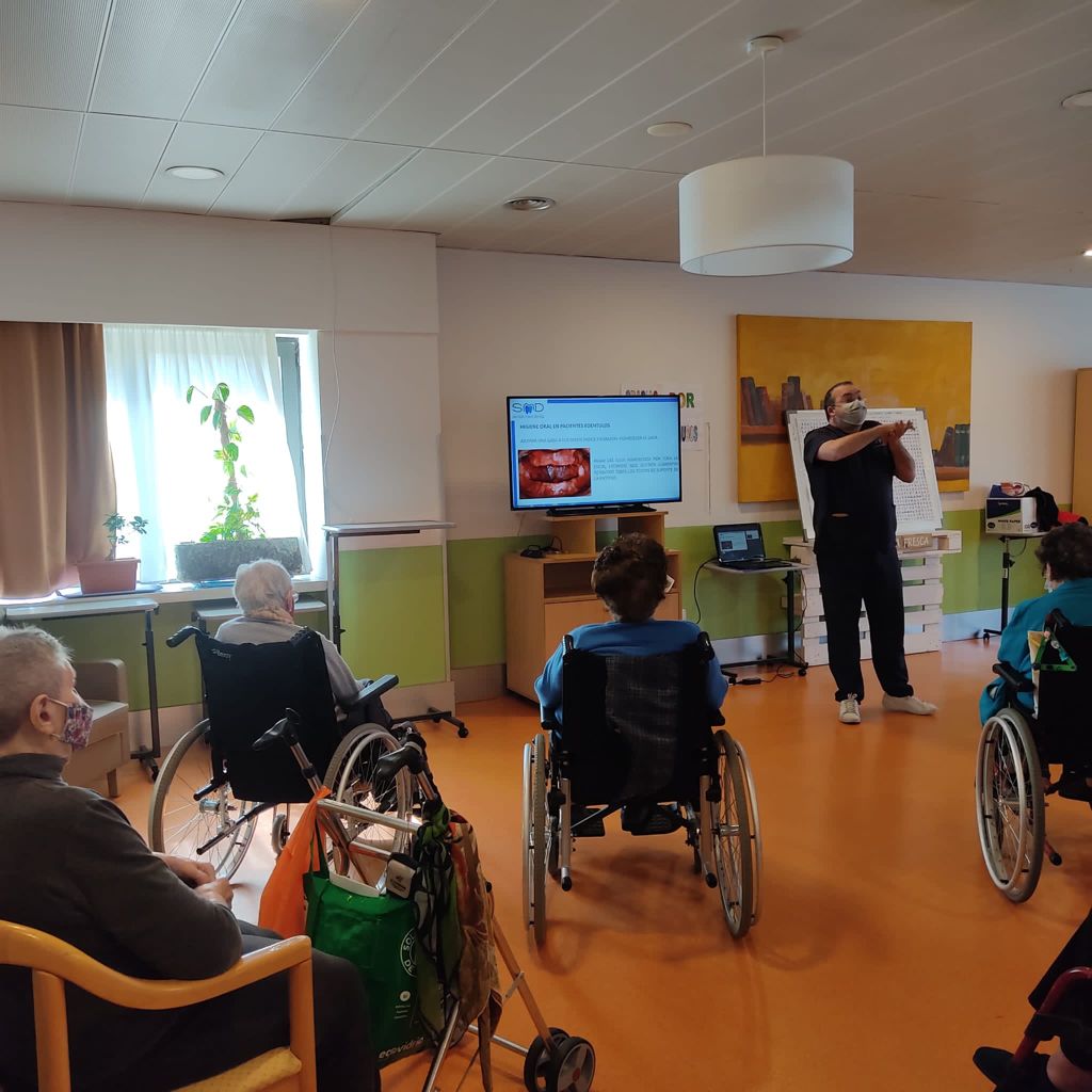 Sermade ofrece talleres de salud bucodental a residentes y trabajadores de Amavir